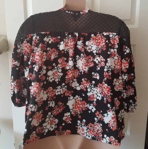 π Host Pick π A.N.A. Floral Crochet Top - Picture 4 of 6